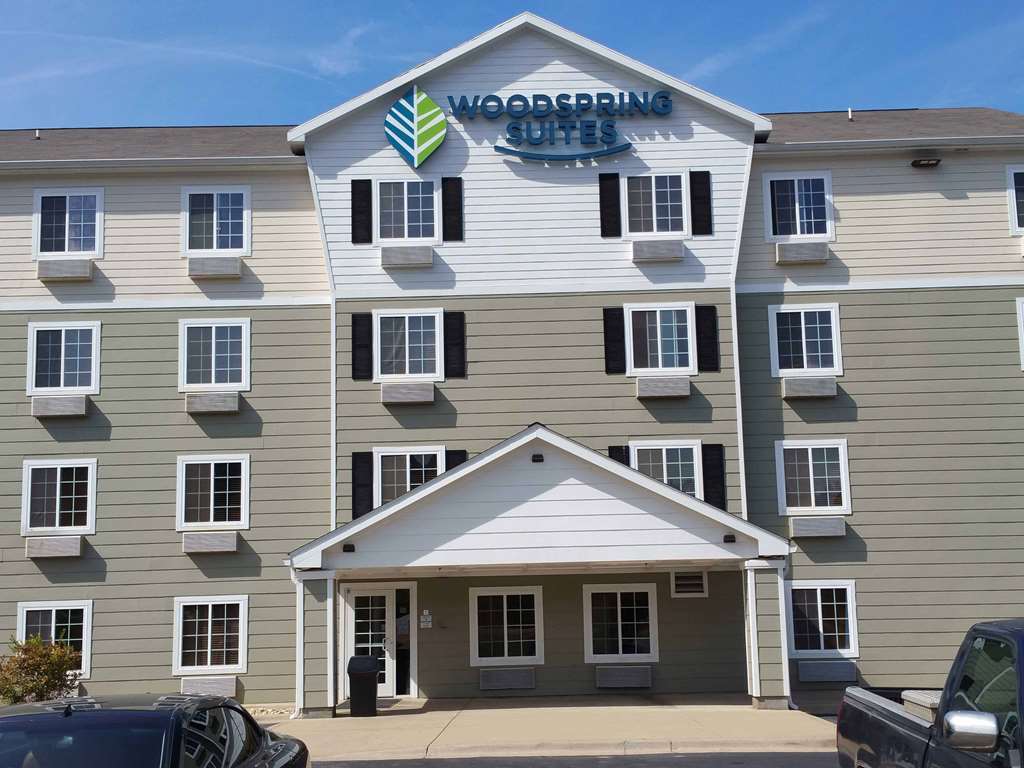 Woodspring Kansas Hotel